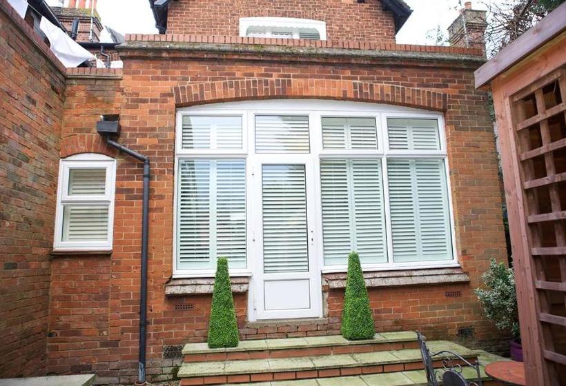 پانسیون Archways Lodge