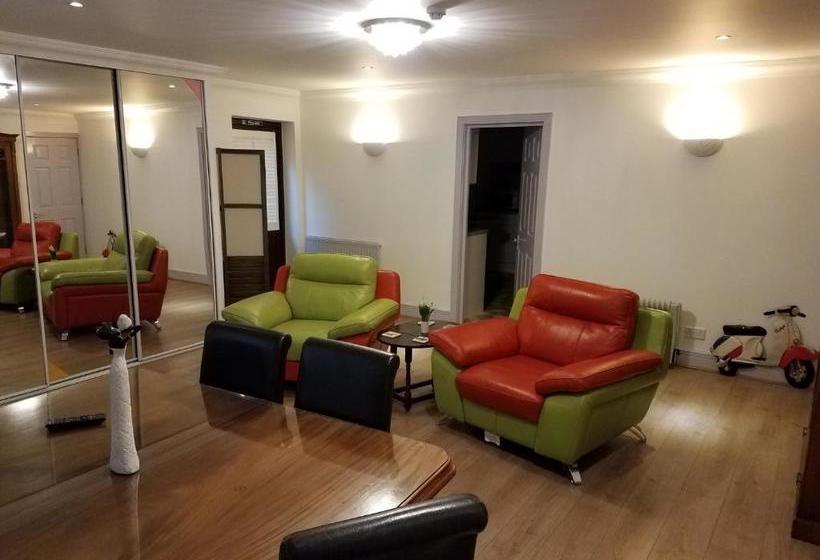 پانسیون Archways Lodge