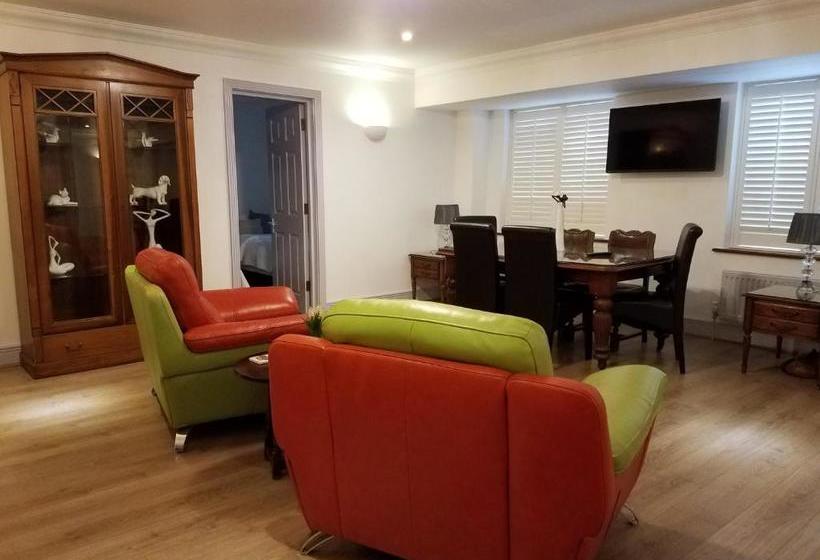 پانسیون Archways Lodge