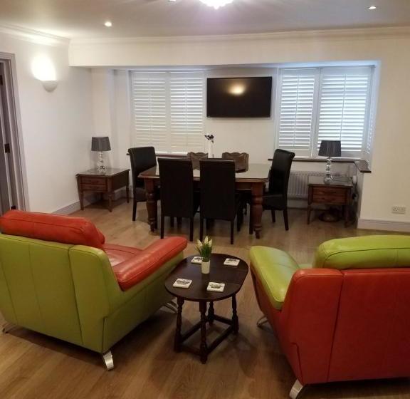 پانسیون Archways Lodge