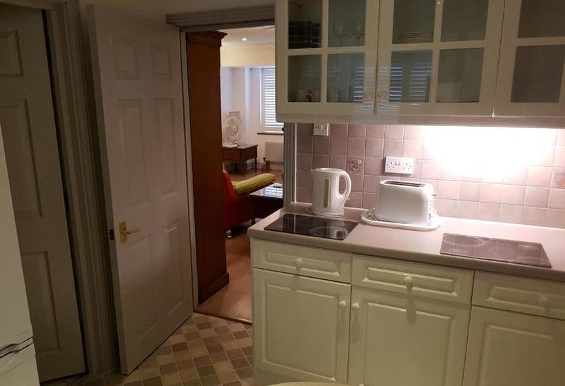 پانسیون Archways Lodge