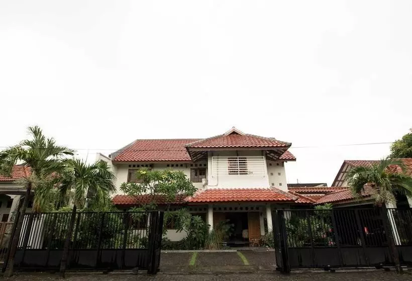 Majatalo Reddoorz Near Juanda Airport T1