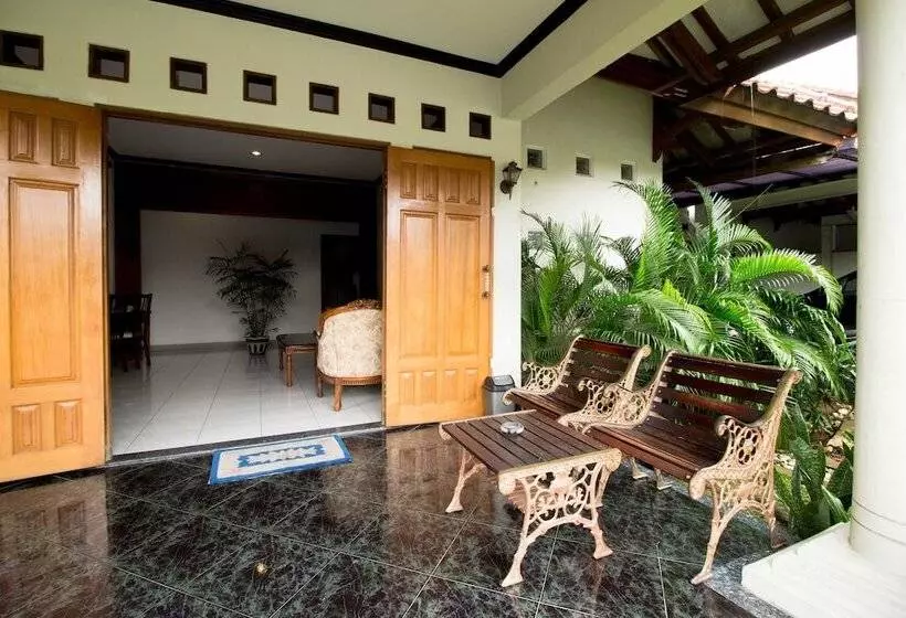 Majatalo Reddoorz Near Juanda Airport T1