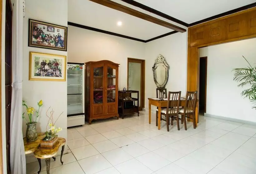 Majatalo Reddoorz Near Juanda Airport T1