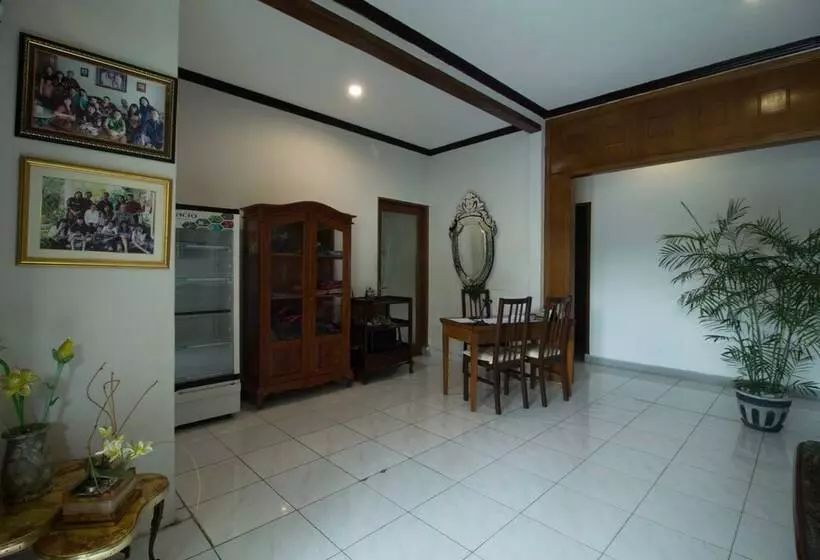 Majatalo Reddoorz Near Juanda Airport T1