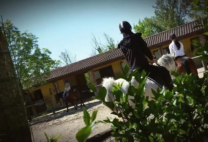 هتل La Cascina Del Castello