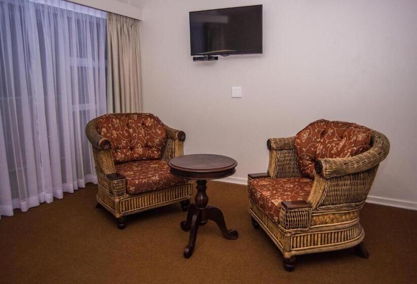 פנסיון Adelante Lodge