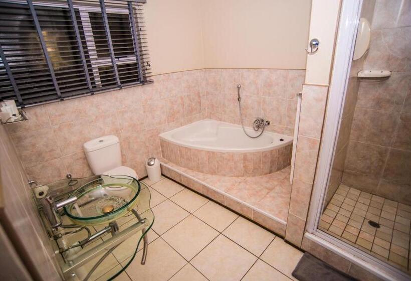 פנסיון Adelante Lodge