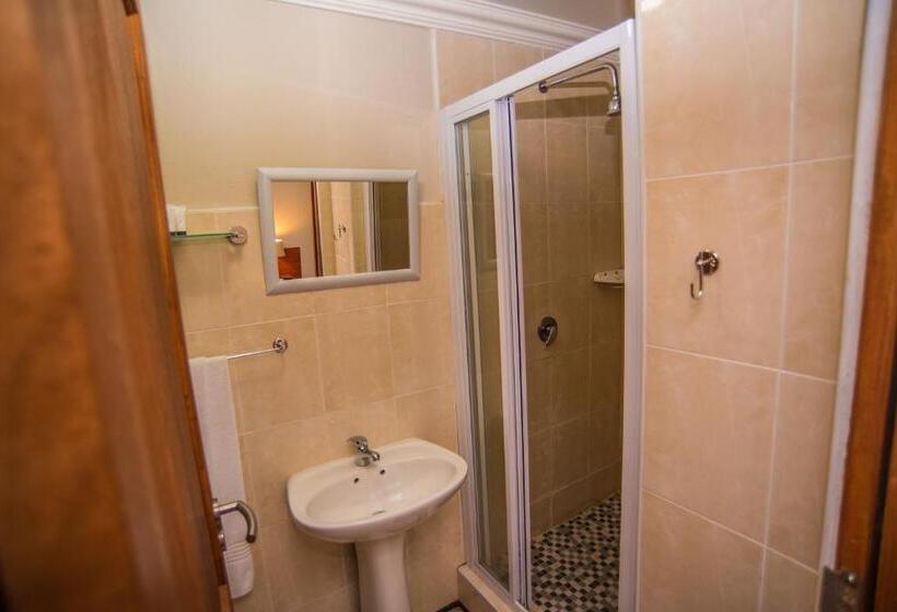 פנסיון Adelante Lodge