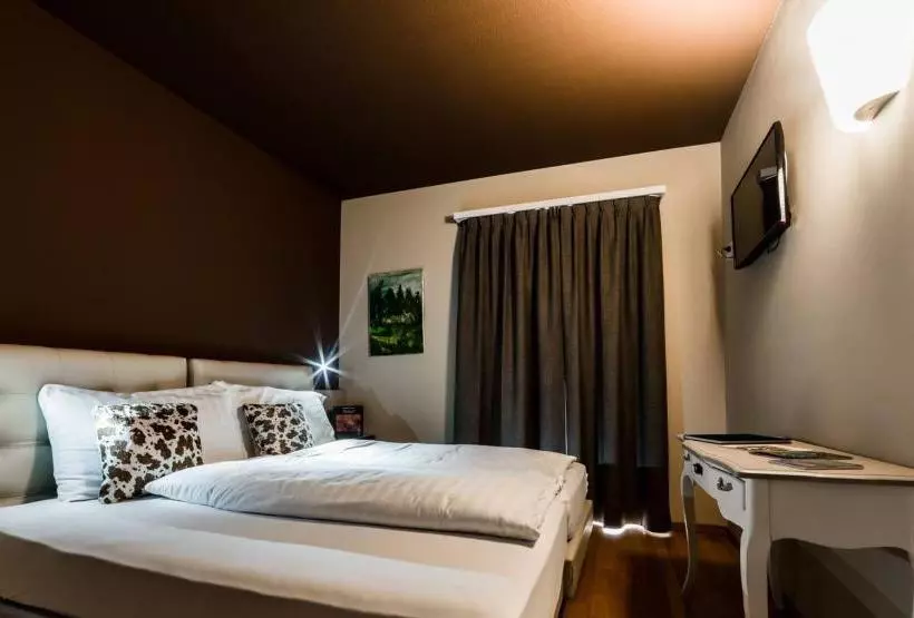 ペンション Biobistro Semadeni