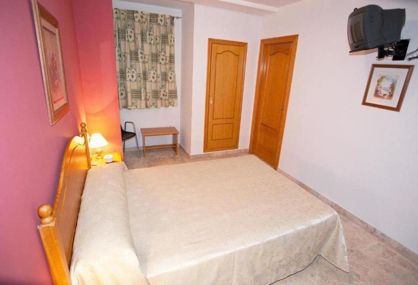 פנסיון Hostal Miguel Y Juani