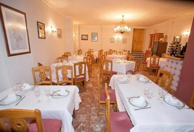 پانسیون Hostal Miguel Y Juani