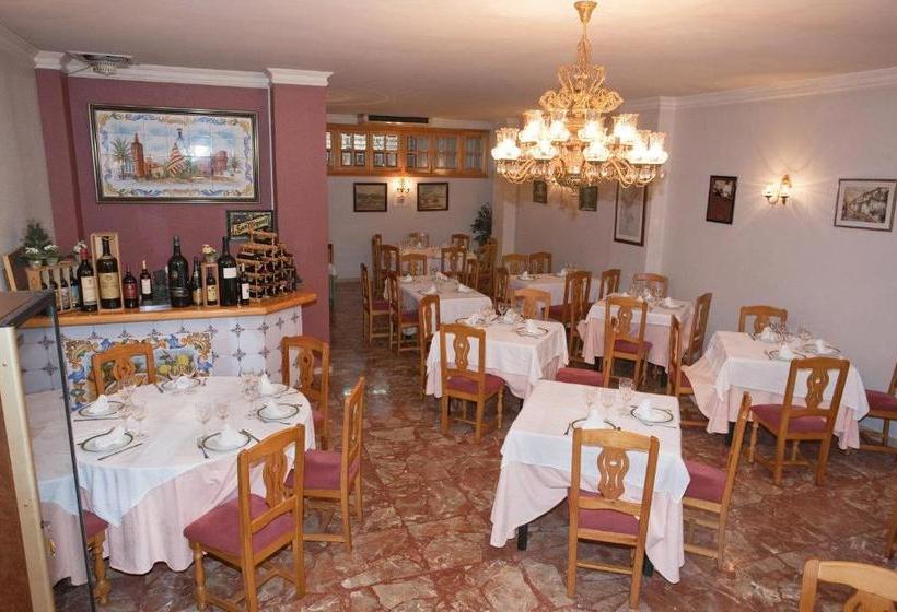 פנסיון Hostal Miguel Y Juani