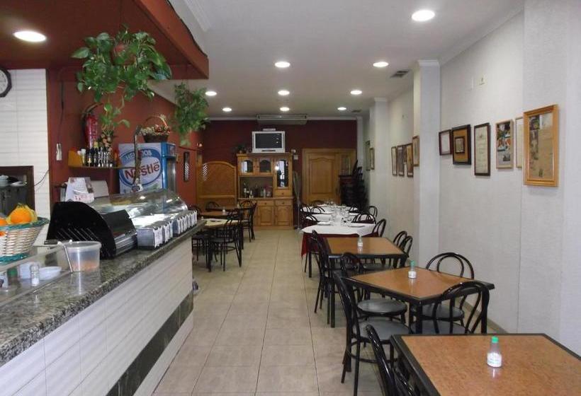 פנסיון Hostal Miguel Y Juani
