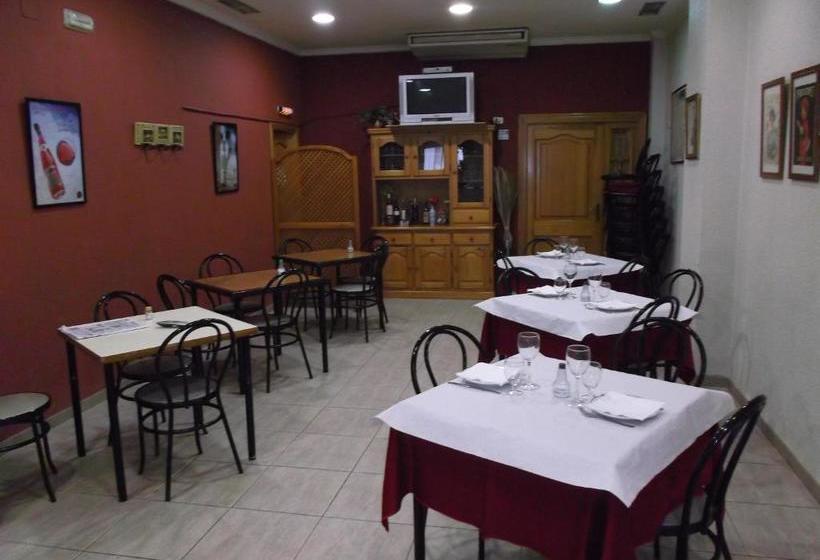 פנסיון Hostal Miguel Y Juani