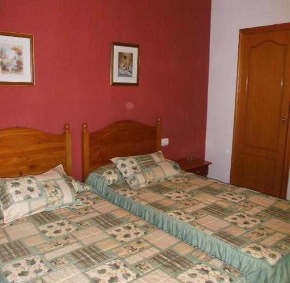 פנסיון Hostal Miguel Y Juani