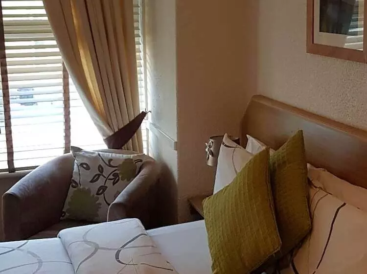 ペンション The Trelinda Guest House