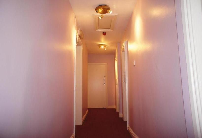 فندق صغير The Crown & Anchor