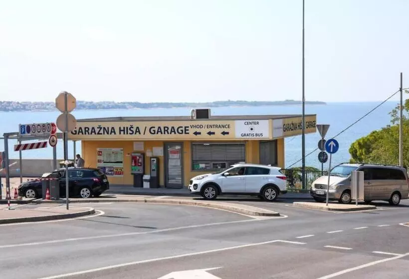 پانسیون Little Tower With Terrace By Locap Group