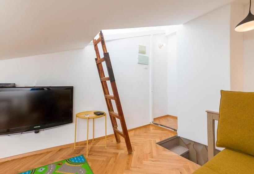 پانسیون Little Tower With Terrace By Locap Group