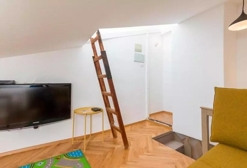 پانسیون Little Tower With Terrace By Locap Group