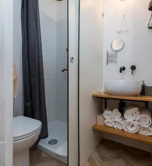 پانسیون Little Tower With Terrace By Locap Group