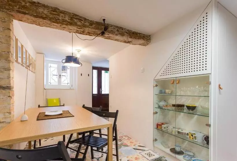 پانسیون Little Tower With Terrace By Locap Group