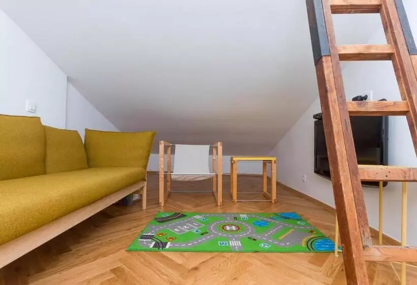 پانسیون Little Tower With Terrace By Locap Group