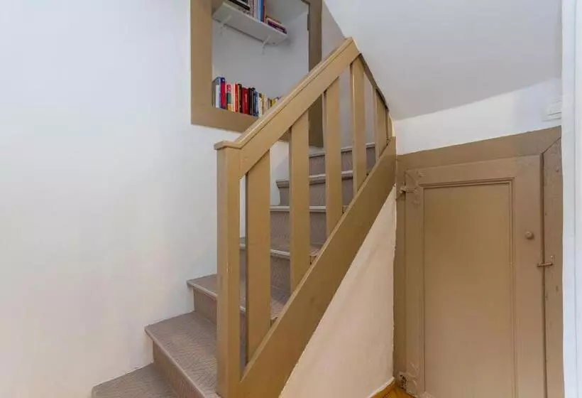 پانسیون Little Tower With Terrace By Locap Group