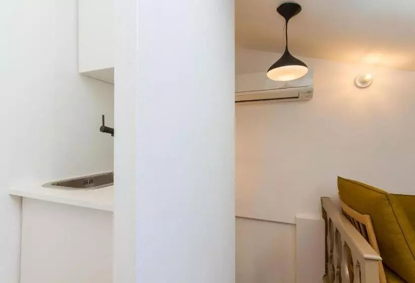 پانسیون Little Tower With Terrace By Locap Group