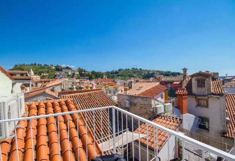 پانسیون Little Tower With Terrace By Locap Group