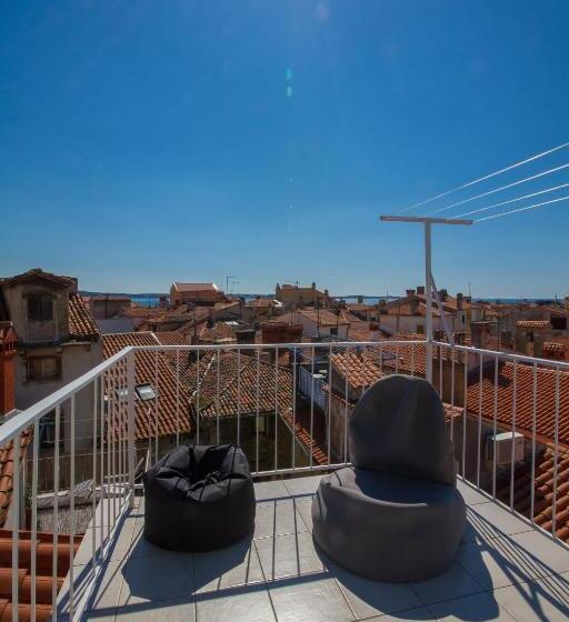 پانسیون Little Tower With Terrace By Locap Group