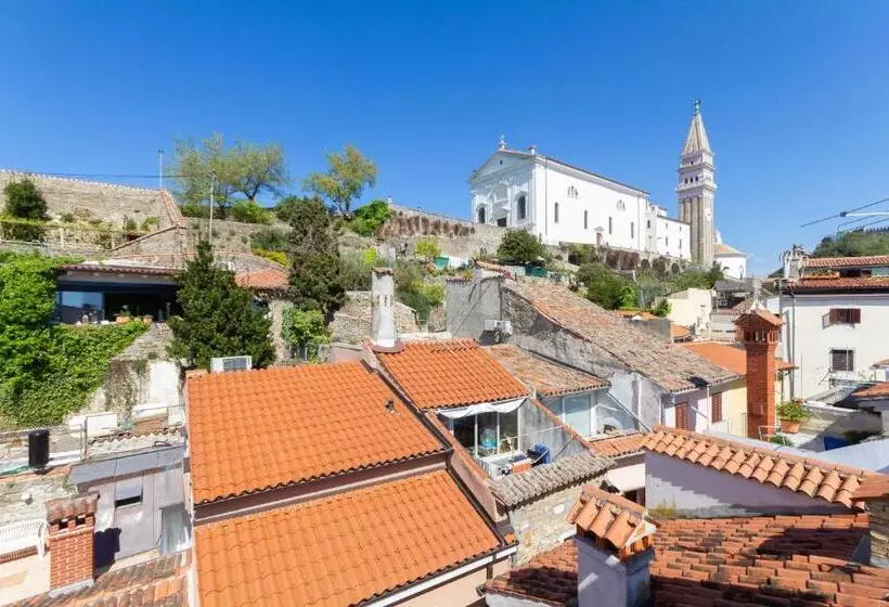 پانسیون Little Tower With Terrace By Locap Group