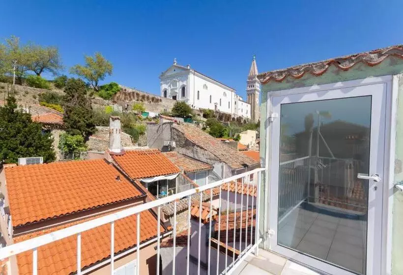 پانسیون Little Tower With Terrace By Locap Group