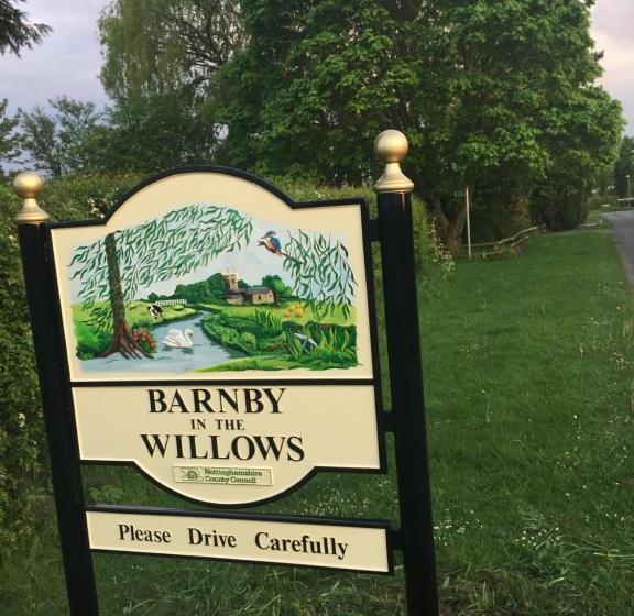 Пансион Willow Tree Cottages