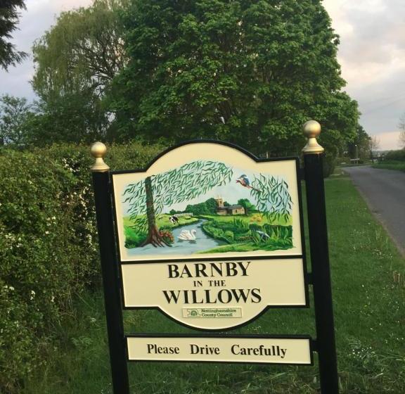 Пансион Willow Tree Cottages