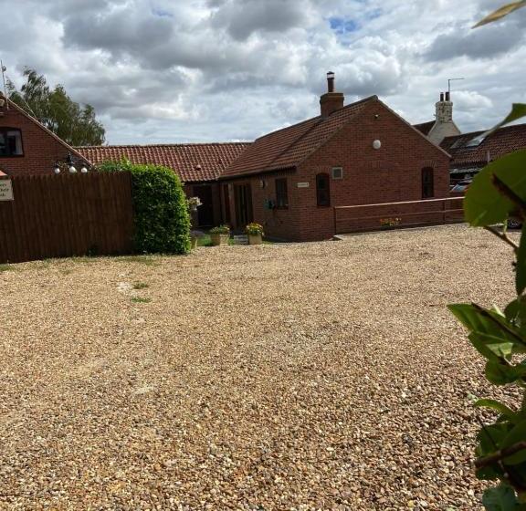 Пансион Willow Tree Cottages