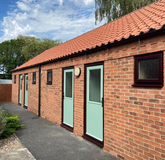 Пансион Willow Tree Cottages