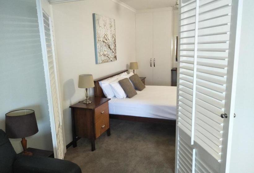 Airlie Seaview Apartments