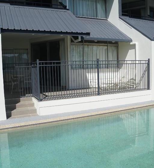 Airlie Seaview Apartments