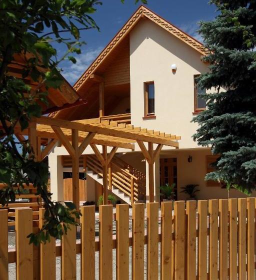 펜션 Family Panzio Es Apartman Hazak