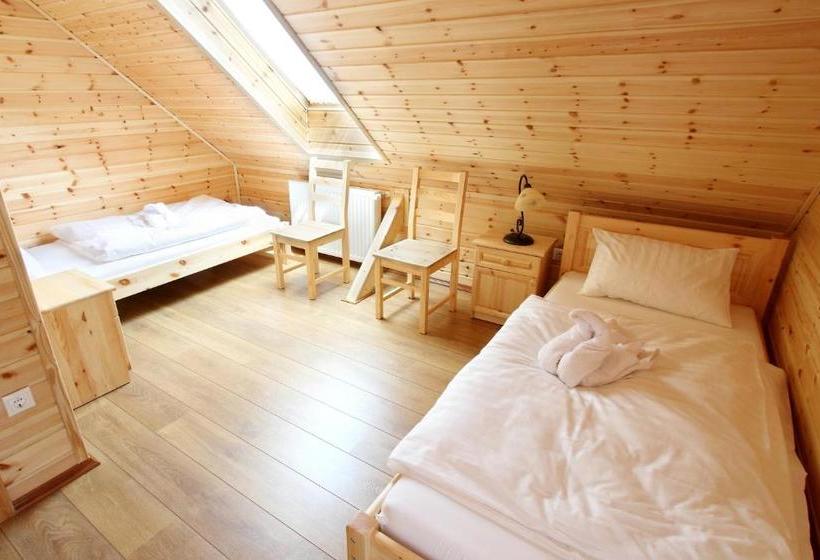 펜션 Family Panzio Es Apartman Hazak