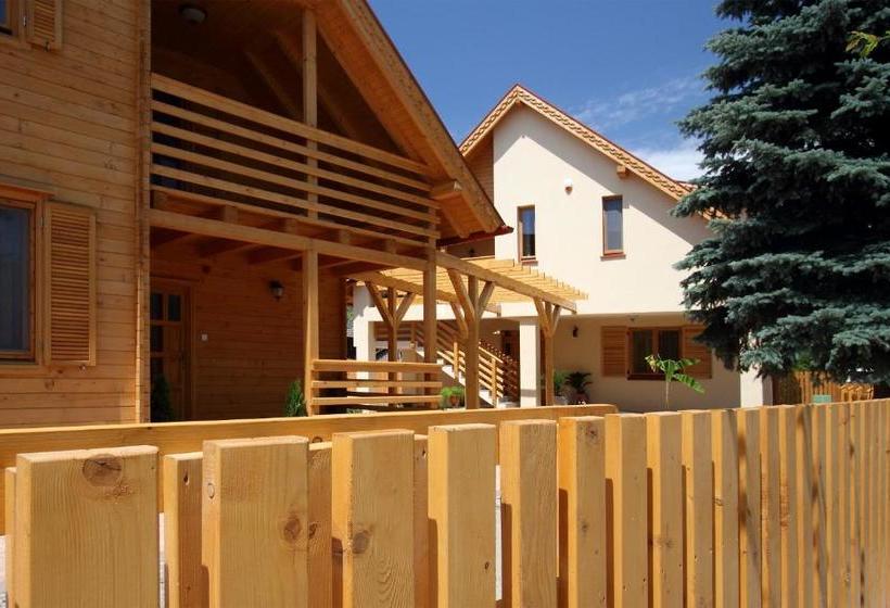 펜션 Family Panzio Es Apartman Hazak