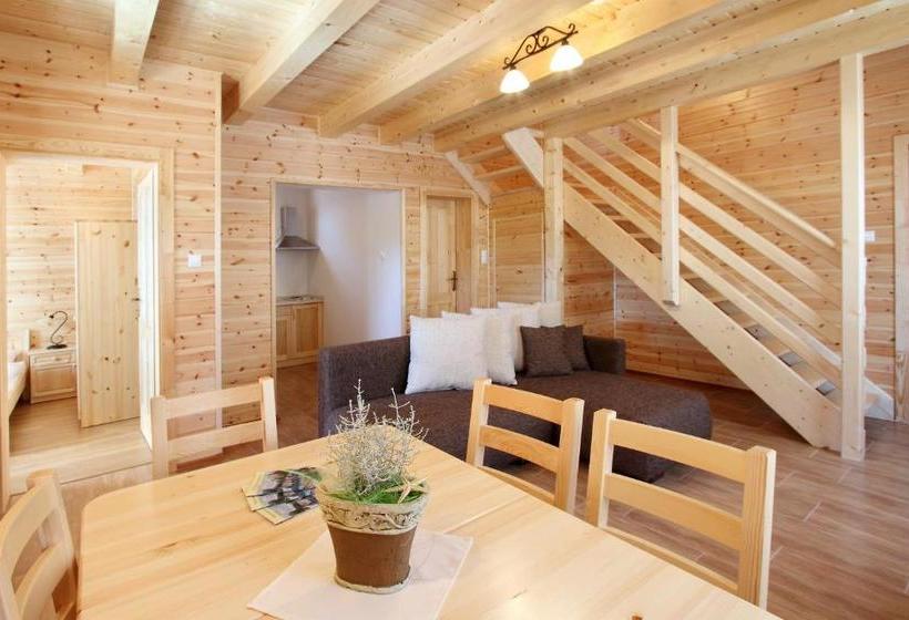 펜션 Family Panzio Es Apartman Hazak