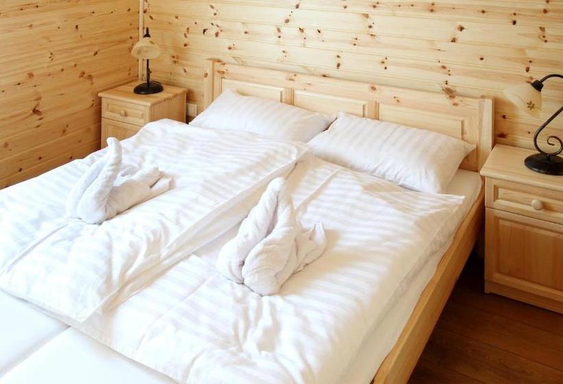 펜션 Family Panzio Es Apartman Hazak