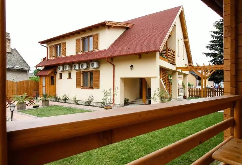 ペンション Family Panzio Es Apartman Hazak