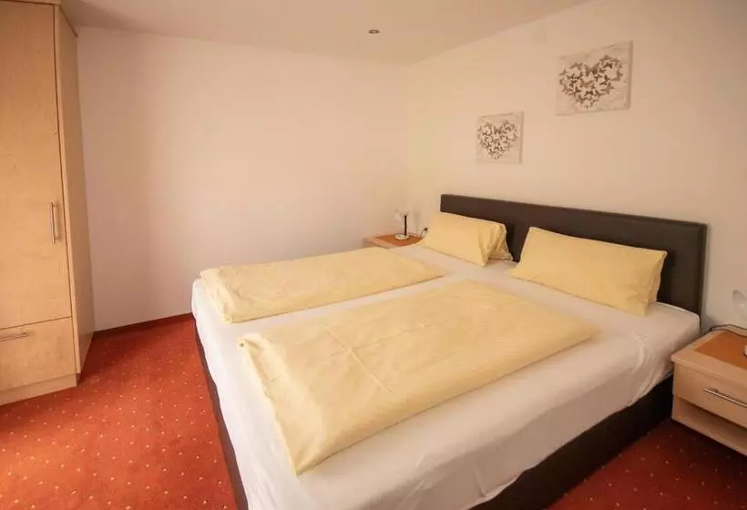 ペンション Embacherhof