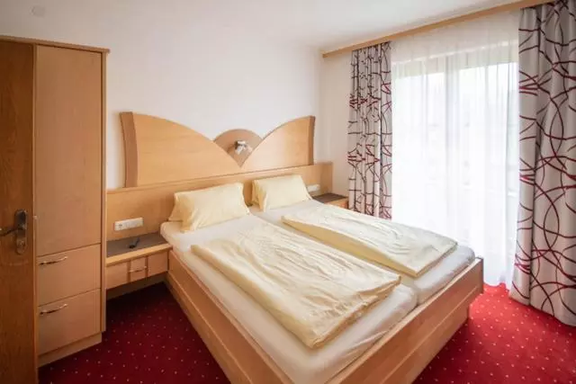 ペンション Embacherhof