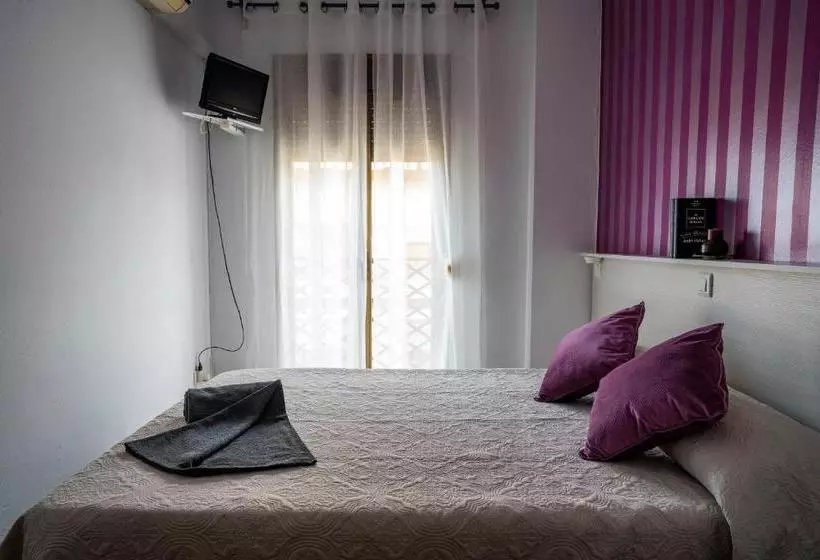 پانسیون Hostal Plaza De Italia