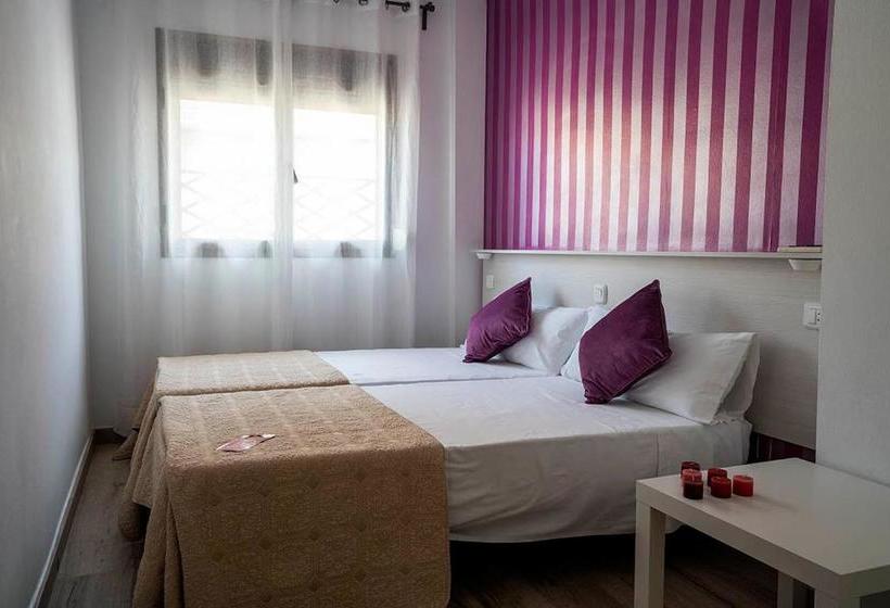 بنسيون Hostal Plaza De Italia